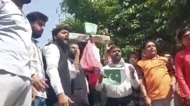 वाराणसी – जम्मू-कश्मीर के पहलगाम में हुए आतंकी हमले के बाद वाराणसी में भारी आक्रोश देखने को मिला। स्थानीय लोगों ने जिला मुख्यालय पर पाकिस्तान का पुतला जलाया और आतंकी संगठनों के खिलाफ नारेबाजी की। प्रदर्शनकारियों ने 