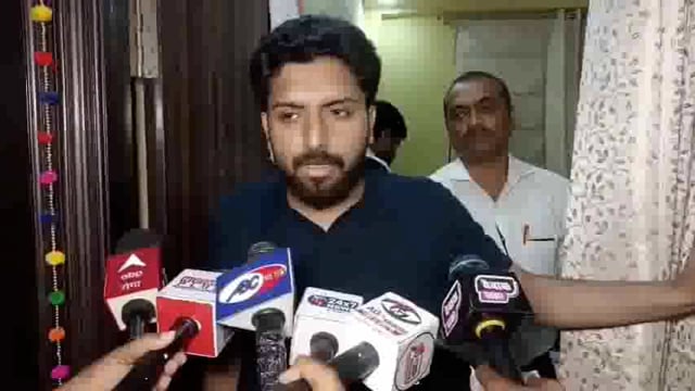 कानपुर – जम्मू-कश्मीर के पहलगाम में हुए दर्दनाक आतंकी हमले में कानपुर निवासी शुभम द्विवेदी की भी जान चली गई। महज़ दो महीने पहले 13 फरवरी को शुभम की शादी हुई थी, और वह अपनी पत्नी और परिवार के साथ कश्मीर घूमने गया था। इस खूबसूरत सफर को आतंकियों की दरिंदगी ने मातम में बदल दिया।#police