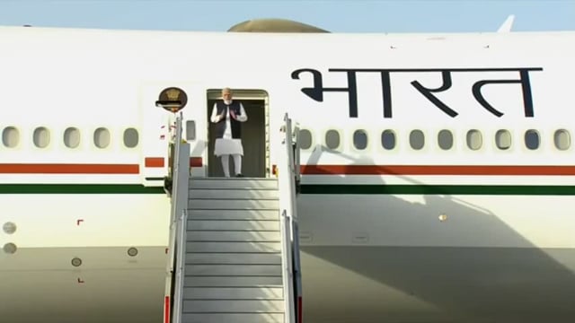 नई दिल्ली – प्रधानमंत्री नरेंद्र मोदी अपनी सऊदी अरब के जेद्दा यात्रा के बाद आज नई दिल्ली लौट आए। इस यात्रा के दौरान उन्होंने सऊदी अरब के नेतृत्व से महत्वपूर्ण द्विपक्षीय चर्चाएँ कीं और भारत-सऊदी अरब संबंधों को और मजबूत बनाने के लिए विभिन्न समझौतों पर हस्ताक्षर किए।#politics