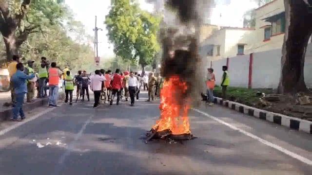 धनबाद: अनियंत्रित यात्री बस ने नगर निगम के तीन सफाई कर्मियों को कुचला, एक की मौत, दो गंभीर रूप से घायल#fire