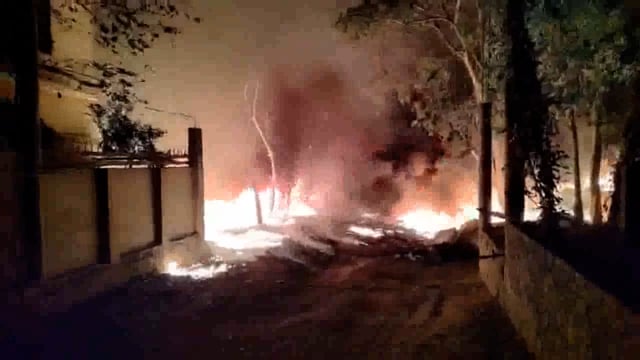 लखनऊ – कृष्णा नगर इलाके में स्थित झुग्गियों में आज सुबह भीषण आग लग गई। घटना के बाद स्थानीय लोगों में अफरा-तफरी मच गई। आग ने तेजी से झुग्गियों को अपनी चपेट में लिया, जिससे स्थानीय निवासियों को भारी नुकसान का सामना करना पड़ सकता है।#accident