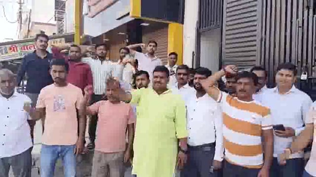 अमेठी – जम्मू-कश्मीर के पहलगाम में हुए आतंकी हमले में मारे गए नागरिकों के प्रति व्यापारी समाज ने शोक संवेदना व्यक्त की। स्थानीय व्यापारियों ने अपनी दुकानों को बंद कर मृतकों को श्रद्धांजलि अर्पित की और उनके परिवारों के प्रति अपनी गहरी संवेदना व्यक्त की।#accident