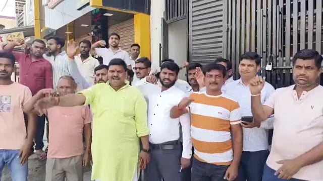 अमेठी: व्यापारी समुदाय ने पहलगाम आतंकी हमले में मारे गए लोगों के प्रति संवेदना व्यक्त की#protest