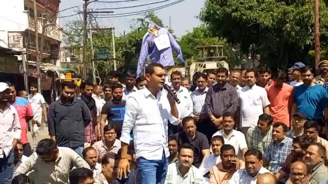 अमरोहा: पहलगाम आतंकी घटना के विरोध में व्यापारियों ने बंद किया बाजार, फूंका आतंकवाद का पुतला#protest