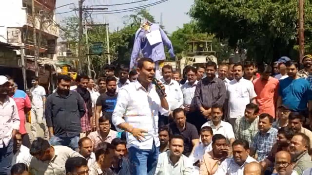 अमरोहा – जम्मू-कश्मीर के पहलगाम में हुई आतंकी घटना के विरोध में अमरोहा जिले के व्यापारियों ने आज बाजार बंद रखा। व्यापारियों ने आतंकवाद का पुतला फूंका और सैकड़ों की तादाद में इकट्ठा होकर आतंकवाद के खिलाफ नारेबाजी की।
#police