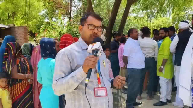 महेशगंज थाना क्षेत्र अंतर्गत ग्राम सभा ऐमापुर बिन्धन मकतहर गांव मेंपीड़ित राहुल सरोज के घरपर BSP जिलाअध्यक्ष सुशील गौतम