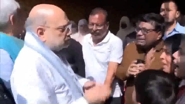 ▶️.....गृहमंत्री अमित शाह को इतना भावुक आपने कभी नहीं देखा होगा!
आज मृतकों के परिजन से गृह मंत्री अमित शाह ने मुलाकात की है।
बिलख-बिलखकर लोग गृहमंत्री को अपनी पीड़ा सुना रहे हैं।