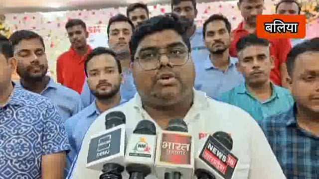 बलिया- प्रिज्म सीमेंट के अधिकारियों के हाथों पुरस्कार पाकर खिल उठे राजमिस्त्रियों के चेहरे