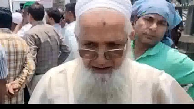 काश्मीर खोऱ्यातील पहलगाम येथील बेसरन येथे लष्करी गणवेशात आलेल्या दहशतवाद्यांनी पर्यटकांवर हल्ला केल्याचे निषेधार्थ ऐतिहासिक दसऱ्या चौकात मुस्लिम बांधवांनी निषेध व्यक्त केला.