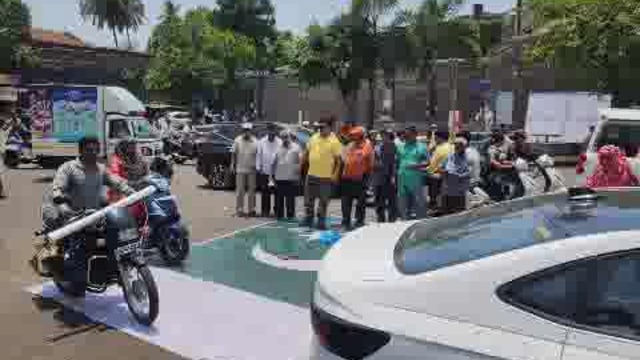 काश्मीर खोऱ्यात अतिरेक्यानी  धर्म विचारून पर्यटकावर गोळ्या घातल्या च्या निषेधार्थ कोल्हापुरातील ऐतिहासिक बिंदू चौकात पाकिस्तानचा झेंडा रस्त्यावर पसरून वेगळ्या पद्धतीने निषेध व्यक्त केला.