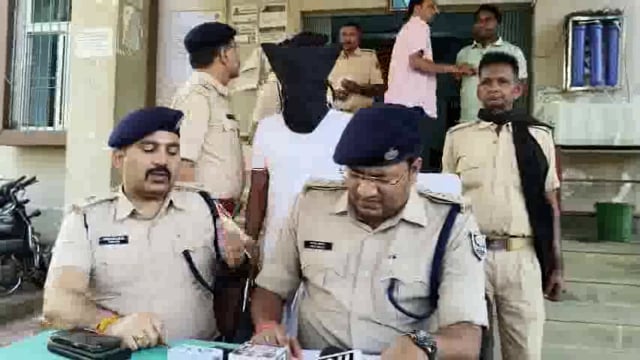 जिले के टॉप 10 अपराधियों में शामिल 25000 के इनामी सहित दो अपराधियों को अमरपुर पुलिस ने किया गिरफ्तार।