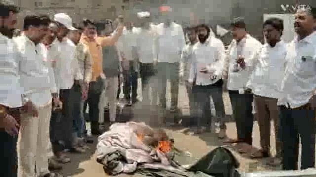 आज ऐतिहासिक बिंदू चौक मे इंडिया आघाडीकी  ओर से  पाकिस्तान का झेंडा जलाकर काले झेंडे दिखाकर पाकिस्तान का निषेध किया और पर्यटको पर जो हल्ला किया उसका निषेध व्यक्त किया.