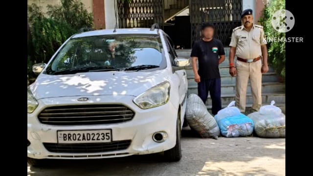 पुलिस ने एक फोर व्हीलर कर पर लदा 400 लीटर महुआ शराब के साथ एक व्यक्ति को किया गिरफ्तार