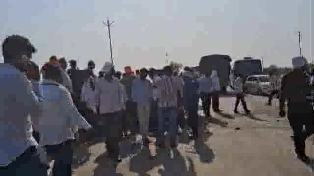 करडखेल पाटी जवळ कार व ट्रकचा अपघात तिघे ठार,तर एक जण जखमी