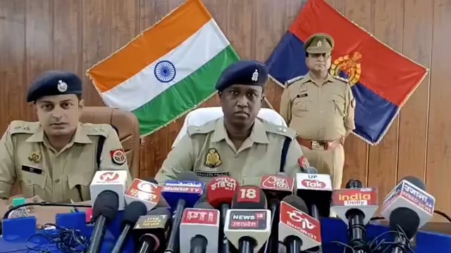 बुलंदशहर के सुनहरा गांव में उस समय सनसनी फैल गई जब चार दबंगों ने जानबूझकर दलित समाज के लोगों पर THAR गाड़ी चढ़ा दी, जिससे एक महिला की मौके पर ही मौत हो गई, जबकि चार अन्य लोग गंभीर रूप से घायल हो गए।#police