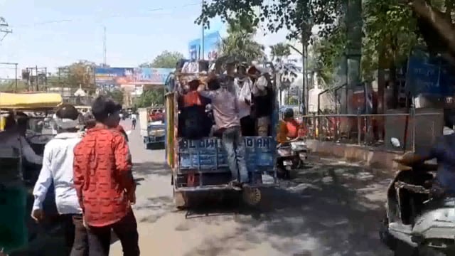 झांसी में लोडिंग गाड़ी में सवारियों का खतरनाक सफर 