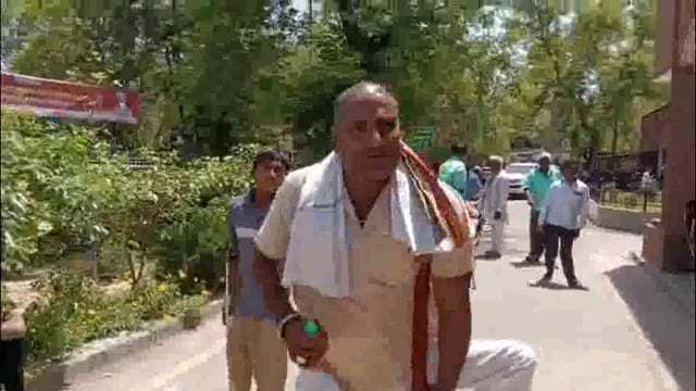 मथुरा डीएम कार्यालय पर दिव्यांगों ने प्रदर्शन के दौरान पैट्रोल छिड़क कर जीवन लीला समाप्त करने का किया प्रयास।