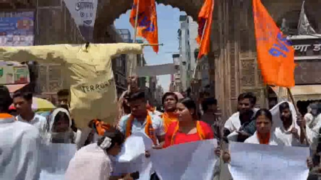 मथुरा में विधार्थी परिषद् ने फूंका आतंकवादियों का पुतला, जताया विरोध।