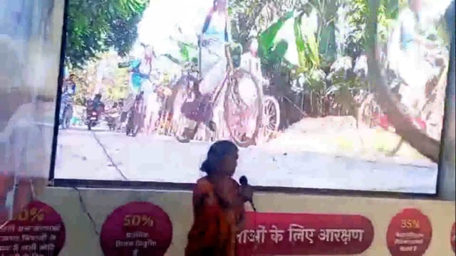 जीविका को प्रोजेक्टर के माध्यम से योजनाओं की दी गई जानकारी