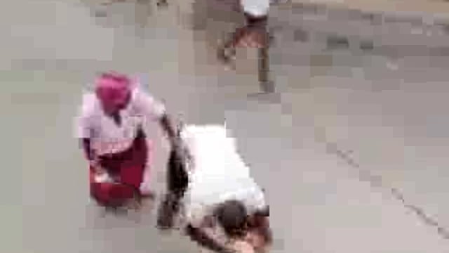 ▶️....श्रावस्ती के भिनगा कोतवाली क्षेत्र के आनंदी पुरवा गांव में एक महिला की बीच सड़क पर बेरहमी से पिटाई की गई। 

एक युवक महिला के बाल पकड़ कर उसे पीटता रहा, जबकि महिला और उसकी बच्ची उसे बचाने की कोशिश करती रही। इस पूरी घटना का वीडियो वायरल हो गया है, जिसमें युवक का हिंसक व्यवहार साफ दिखाई दे रहा है।