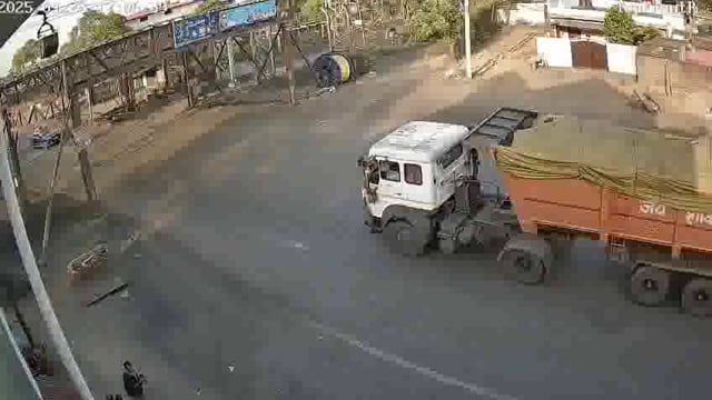 सोनभद्र में बड़ा सड़क हादसा: ट्रेलर ने कार को मारी टक्कर, काफी दूर तक घसीटता रहा, बाल-बाल बचे लोग#accident