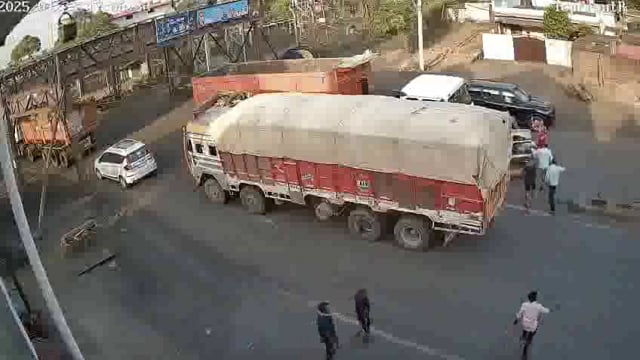 सोनभद्र, उत्तर प्रदेश: जिले के अनपरा थाना क्षेत्र के ककरी झूलन ट्राली इलाके में एक भीषण सड़क हादसा कैमरे में कैद हो गया। एक तेज रफ्तार ट्रेलर ने एक कार को जोरदार टक्कर मारी और कई मीटर तक घसीटता हुआ ले गया। गनीमत रही कि इस हादसे में कार सवार लोग बाल-बाल बच गए।#accident