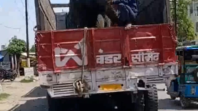 अतरिया रेलवे क्रासिंग पर जाम में फंसे गजराज