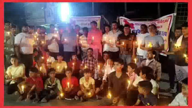 पिनाहट। पहलगाम में हुए हमले के विरोध में हिन्दू वादियों ने निकाला कैंडल मार्च 