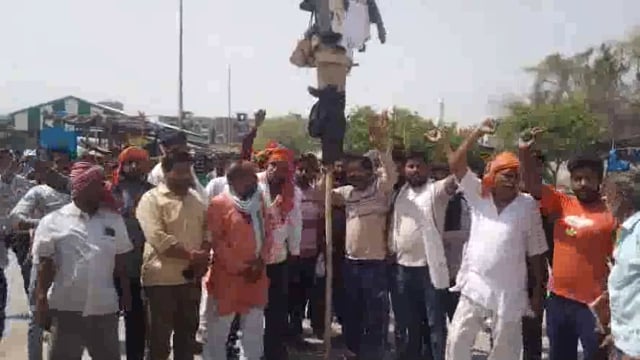 वृंदावन के आढ़तियों व व्यापारियों में आतंकवादियों की कायरतापूर्ण हरकत से भारी आक्रोश, मुर्दाबाद के लगाए नारे, पाकिस्तान का फूंका प्रतिकात्मक पुतला