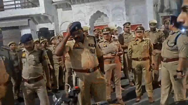 झाँसी SSP ने पुलिस बल के साथ किया पैदल गस्त आमजन, व्यापारियों, दुकानदारों आदि से संवाद किया