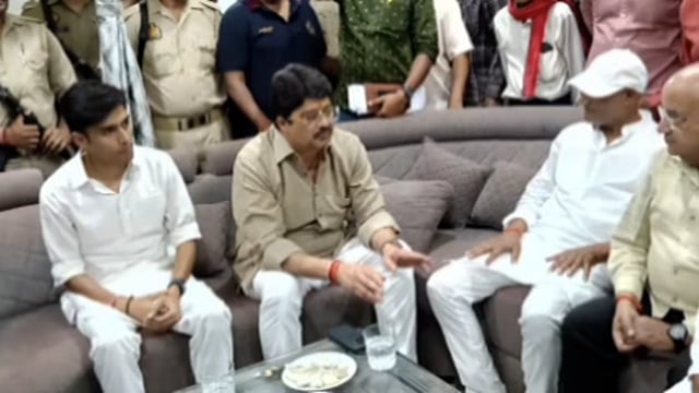  सबसे बड़े शिक्षण संस्थान की स्थापना करने वाले स्वर्गीय बजरंगबहादुर सिंह को सच्ची श्रद्धांजलि देने पहुंचे .....राजा भइया,