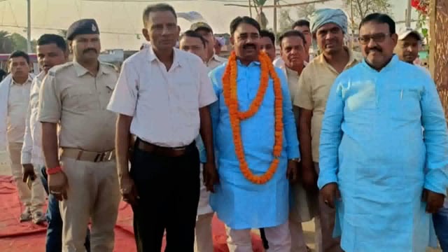 क्षेत्र की सुख, शांति एवं समृद्धि को लेकर विधायक तीन दिवसीय श्रीराम महायज्ञ के समापन पर पहुंचे अंगराजोर गांव