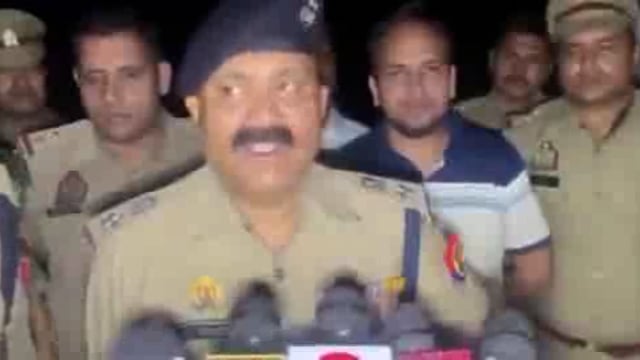 ▶️....कानपुर : पुलिस की गोकशी करने वाले बदमाशों से मुठभेड़

मुठभेड़ में 1 शातिर बदमाश के पैर में लगी गोली
दूसरा आरोपी गिरफ्तार, घायल बदमाश आकिब पर कई केस दर्ज
मुखबिर की सूचना पर पुलिस टीम ने बदमाशों को पकड़ा
बदमाशों ने पुलिस टीम पर किया फायर
कब्जे से 1 पिस्टल, 2 कारतूस, और स्कूटी बरामद