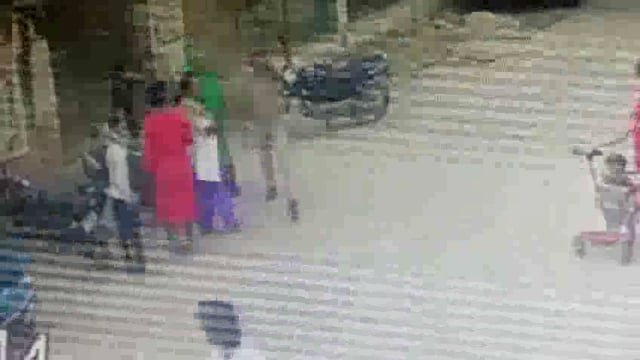 लखनऊ के हेड कांस्टेबल अजीत सिंह की दबंगई कैमरे में कैद महिला को सारेराह थप्पड़ मारने के बाद उसके बुजुर्ग पिता को भी बेरहमी से पीटा ड्यूटी भूल हेड कांस्टेबल अजीत सिंह ने दिखाई सड़क पर गुंडई जय जगत पार्क में बच्चे को रोकना पड़ा युवती को भारी बाउंड्री पर चढ़ रहे बच्चे को रोका तो आगबबूला हुआ हेड कांस्टेबल पहले युवती को मारा थप्पड़ फिर पिता से की जमकर मारपीट पूरी घटना CCTV कैमरे में कैद कृष्णानगर थाना क्षेत्र का मामला पीड़िता परिवार ने की हेड कांस्टेबल अजीत सिंह पर सख्त कार्रवाई की मांग
#police