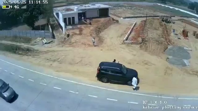 हापुड़, उत्तर प्रदेश: जिले में दिनदहाड़े खुलेआम दबंगई का एक सनसनीखेज मामला सामने आया है, जिसमें जिला पंचायत अध्यक्ष रेखा नागर के देवर ललित नागर और जिला पंचायत सदस्य सुमित सिसौदिया पर किसान की जमीन पर कब्जा करने और ताबड़तोड़ फायरिंग करने का आरोप है।#police