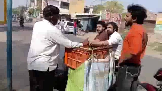 गाजियाबाद, उत्तर प्रदेश: गाजियाबाद के सिरौली गांव में कुछ मुस्लिम व्यापारियों को सामान बेचने के लिए गांव में घुसने से रोकने की एक वीडियो सामने आई है। वीडियो में एक समूह के नौजवानों ने ऐलान किया है कि वे किसी भी मुस्लिम व्यापारी को गांव में सामान बेचने की अनुमति नहीं देंगे#politics