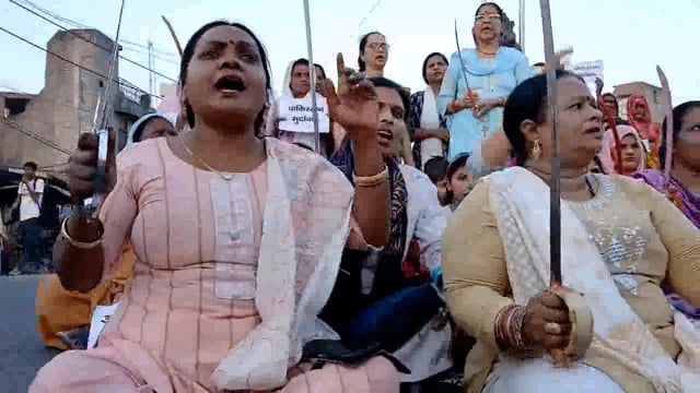 Muradabad: महिलाओं ने हाथों में नंगी तलवारें लेकर किया प्रदर्शन 
पहलगाम हमले के विरोध में सड़कों पर उतरी महिलाएं
महिलाओं ने हाथों में नंगी तलवारें लेकर किया प्रदर्शन
बिलारी के महाराणा प्रताप चौक पर बैठकर जताया आक्रोश
तलवारें लहराते हुए महिलाओं ने दर्ज कराया विरोध#politics