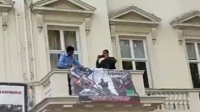 पाकिस्तानी राजनयिक ने लंदन में प्रदर्शन कर रहे भारतीय समुदाय को धमकी भरा इशारा किया#International