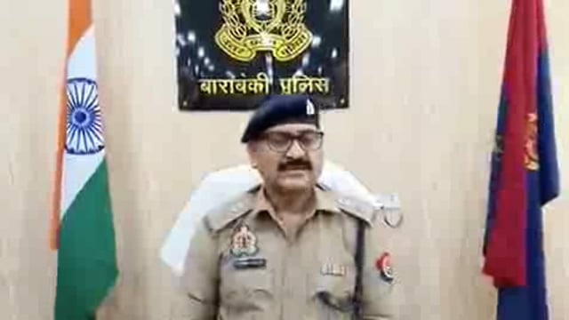 #Barabanki 
जैदपुर पुलिस ने जिले में सक्रिय मवेशी चोरों के खिलाफ चलाया अभियान जानवर चोरी के 4 मामलों का किया अनावरण, अयोध्या निवासी विजय रावत, सद्दाम, सलीम और मोहम्मद वैश को गिरफ्तार किया, 3 साथी फरार हैंजिनको ढूंढने के लिए टीम लगाई गई, ये अयोध्या और आसपास के जिलों में सड़क किनारे बांधी गई गाय, भैंस आदि को गाड़ी में भरकर भाग जाते है, इस गैंग में सभी मुस्लिम है एक विजय ही हिन्दू है अगर कोई इनसे पूछताछ करता तो  ड्राइवर विजय अपना आधार कार्ड और परिचय दिखाता था जिसके कारण लोग शक नहीं करते थे, पुलिस ने 4 जानवर भी बरामद किए है।