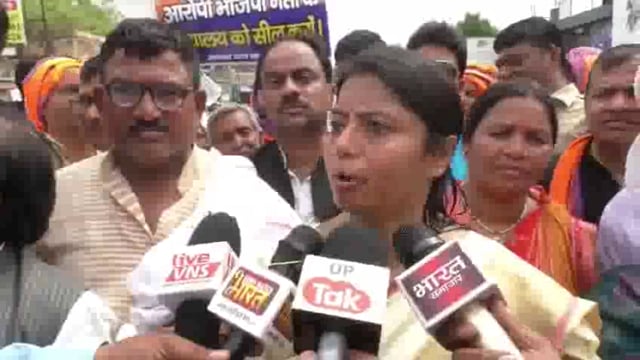 वाराणसी: हेमंत पटेल हत्याकांड को लेकर अपना दल कमेरावादी का प्रदर्शन, विधायक पल्लवी पटेल और पुलिस के बीच तनाव#protest