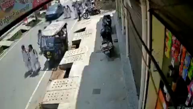 देहरादून के विकासनगर में अनियंत्रित कार ने स्कूली छात्रों को रौंदा, 9 छात्राएं घायल#latest_news