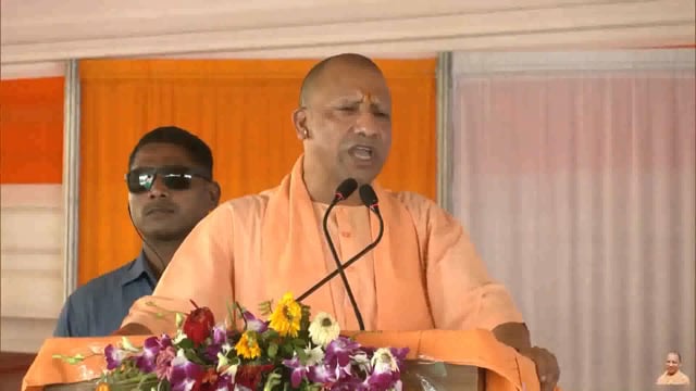लखनऊ: उत्तर प्रदेश के मुख्यमंत्री योगी आदित्यनाथ ने कहा है कि केंद्र और राज्य की डबल इंजन सरकार की नीतियों के केंद्र में देश का अन्नदाता किसान, देश का युवा और हमारी बहन-बेटियां है
मुख्यमंत्री ने यह भी बताया कि सरकार ऐसे सभी वर्गों के लिए लगातार योजनाएं चला रही है ताकि उन्हें सशक्त और आत्मनिर्भर बनाया जा सके। उन्होंने कहा कि यह सरकार समर्पित है विकास, सुरक्षा और सम्मान की नीति पर#politics