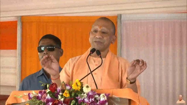 लखनऊ: उत्तर प्रदेश के मुख्यमंत्री योगी आदित्यनाथ ने कहा है कि जैसे ही नदी के चैनलाइजेशन (नदी को नियंत्रित और सुव्यवस्थित करने की प्रक्रिया) का कार्य पूरी तरह सफलतापूर्वक पूरा हो जाएगा, क्षेत्र की लगभग ढाई लाख की आबादी को बाढ़ से बड़ी राहत मिलेगी
उन्होंने संबंधित अधिकारियों को निर्देश दिए कि कार्य में किसी भी प्रकार की ढिलाई न बरती जाए और निर्धारित समयसीमा के भीतर परियोजना को पूर्ण किया जाए#politics