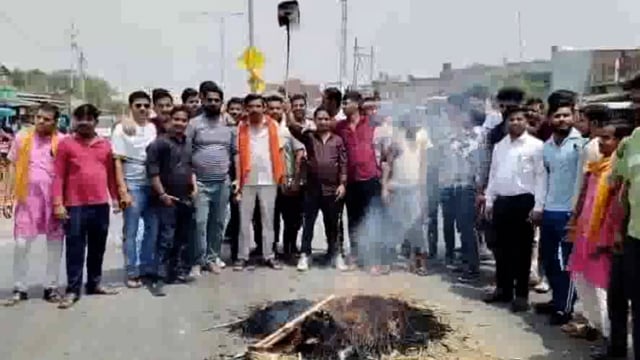 जलालाबाद बजरंग सेना ने लाठी डंडों व जूता चप्पलों से पुतले को पीटा,नारे बाजी कर रेणुका चौक पर विरोध कर उसको फूंका 