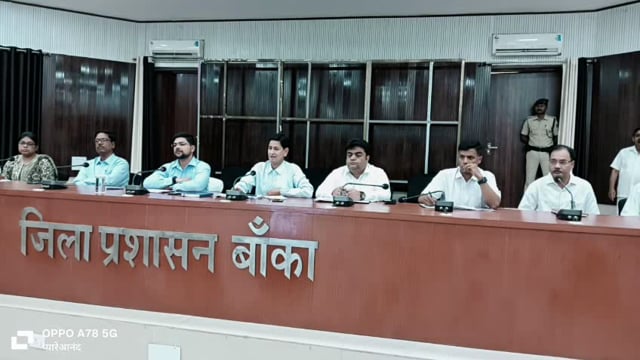 जिला पदाधिकारी ने विडियो कान्फ्रेंसिंग के माध्यम से क्रियान्वित योजनाओं की समीक्षा 