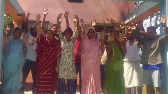 पेयजल की समस्या से जूझ रहे ग्रामीणों ने विभाग के खिलाफ किया विरोध प्रदर्शन 