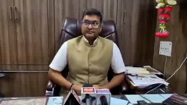 अलीगढ़: PM अमृत योजना और CM ग्रेड योजनाओं में धांधली

 निर्माण कार्यों में धांधली का मामला सामने आया
 मेयर प्रशांत सिंघल और नगर आयुक्त विनोद ने मौके पर पहुंचकर बुलडोजर चलवाया
ठेकेदार पर 5 लाख रुपये का जुर्माना लगाया गया
🚧 CM ग्रेड सड़कों के निर्माण में लापरवाही, 10 लाख रुपये का जुर्माना कार्यदाई संस्था पर
 लापरवाह संस्थाओं को ब्लैक लिस्ट करने की चेतावनी