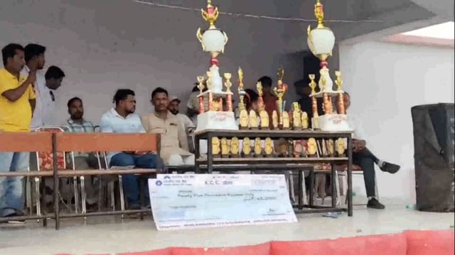 क्रिकेट मैच के फाइनल मुकाबले में विजेता एवं उपविजेता टीम के बीच प्रखंड प्रमुख के द्वारा चेक एवं शील्ड का किया गया वितरण 