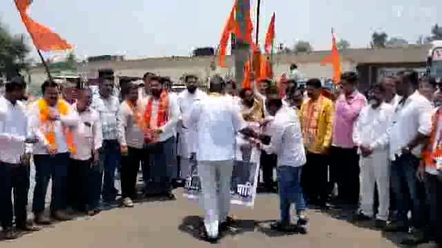 कोल्हापूर मध्ये शिवसेना उबाठा गटाचे वतीने काश्मीर मधील भ्याड हल्याच्या निषेध करुन पाकिस्तान ध्वज व अतीरेक्याचे पोस्टर जा