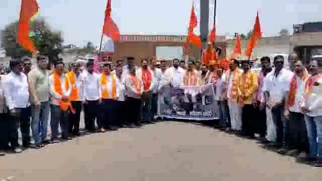 कोल्हापूर मध्ये शिवसेना उबाठा गटाचे वतीने काश्मीर मधील भ्याड हल्याच्या निषेध करुन पाकिस्तान ध्वज व अतीरेक्याचे पोस्टर जा